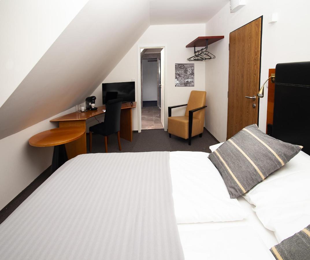 Hotel Petrovy Kameny Карлова-Студанка Экстерьер фото