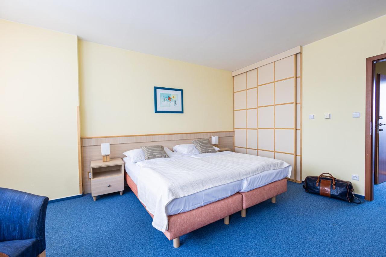 Hotel Petrovy Kameny Карлова-Студанка Экстерьер фото